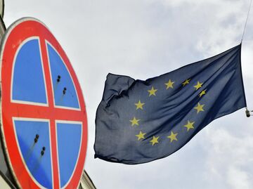 Флаг ЕС у здания представительства Европейского Союза в Москве Флаг ЕС у здания представительства Европейского Союза в Москве