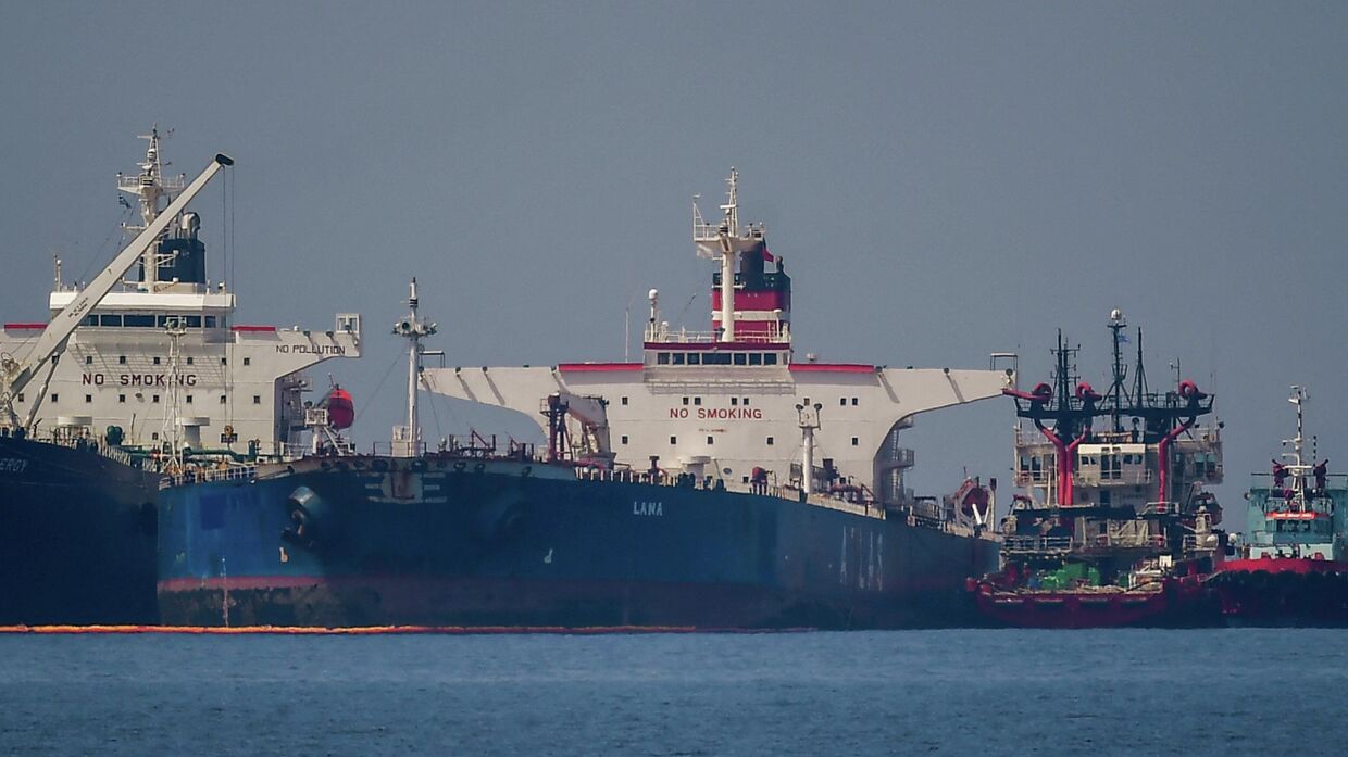 Нефтяной танкер Ice Energy под флагом Либерии и нефтяной танкер Lana под флагом России у берегов Каристоса на острове Эвия, Греция
