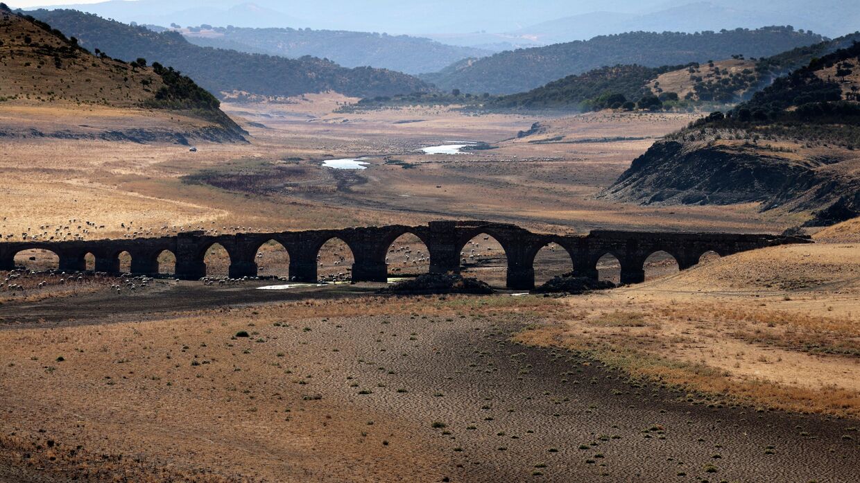 16 августа 2022 года. Средневековый мост Пуэнте-де-ла-Места на высохшей реке Гвадиана в Вильярта-де-лос-Монтес, Испания