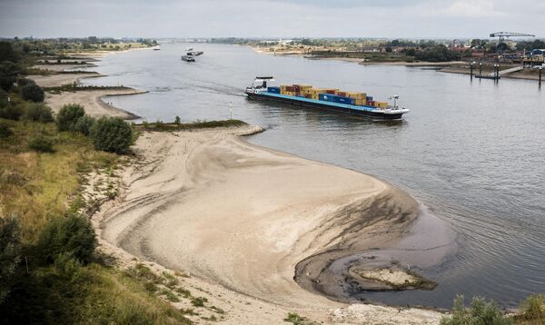 18 августа 2022 года. Баржа на пострадавшей от засухи реке Рейн в Лобите, Нидерланды