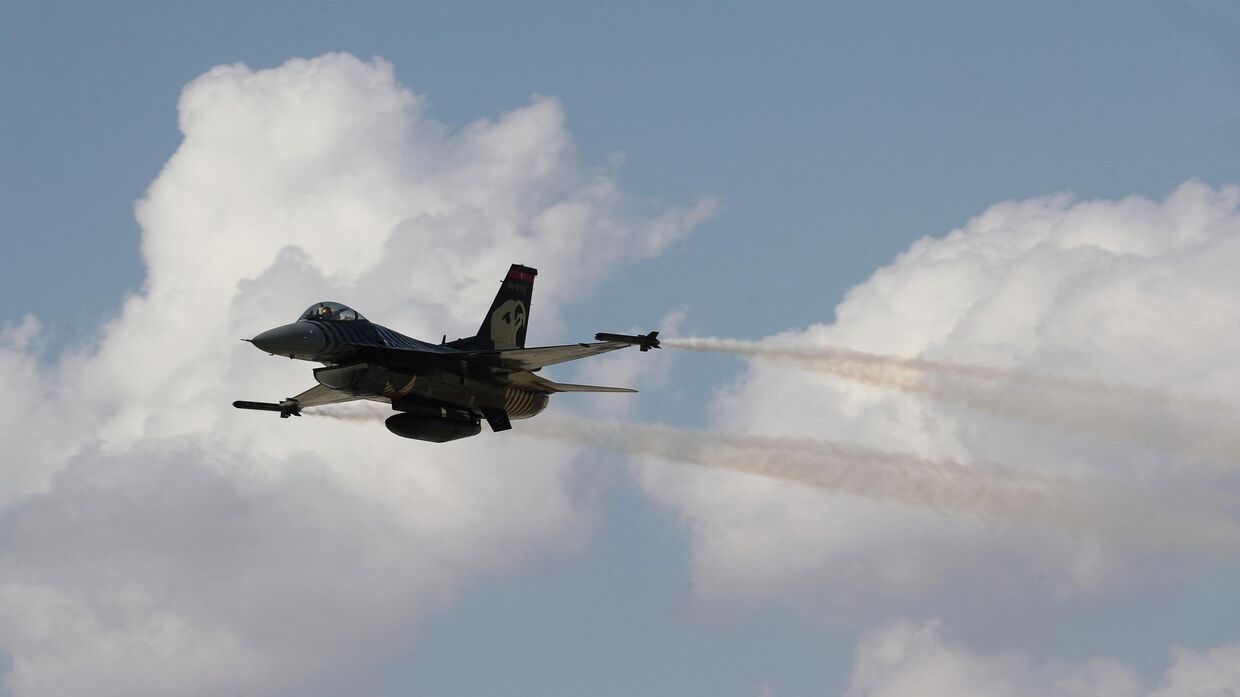 Турецкий истребитель F-16 во время авиашоу в Сиврихисаре