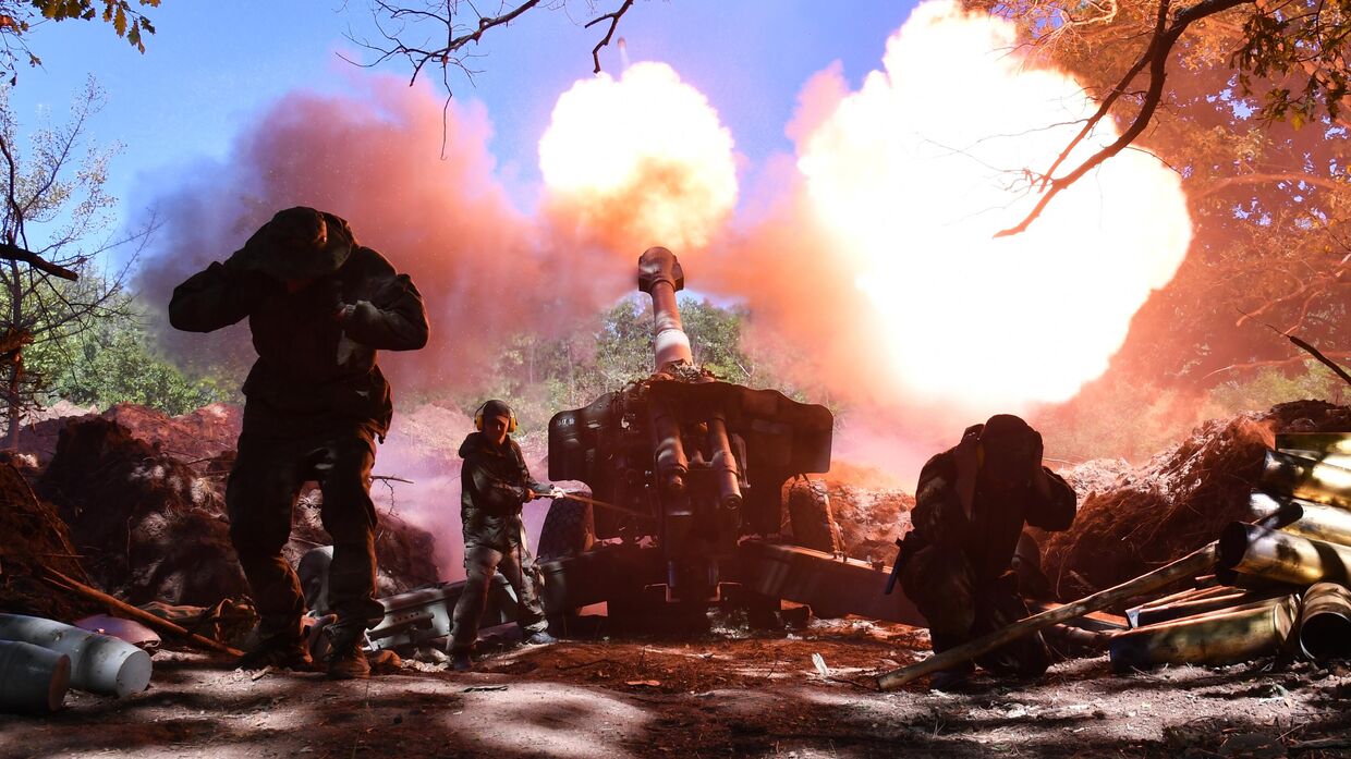 Бойцы артиллерийского расчета Народной милиции ЛНР ведут огонь из 152-миллиметровой гаубицы Д-20