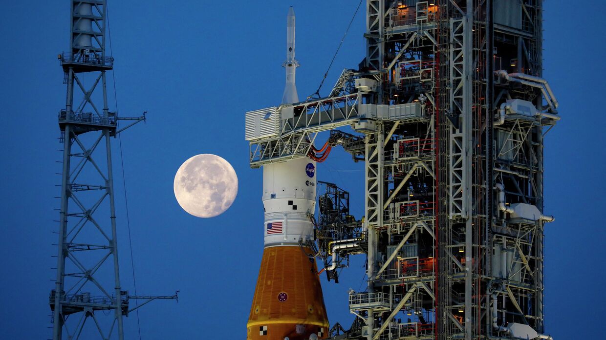 15 июня 2022 года. Ракета лунной миссии Артемида I на стартовой площадке на мысе Канаверал, штат Флорида