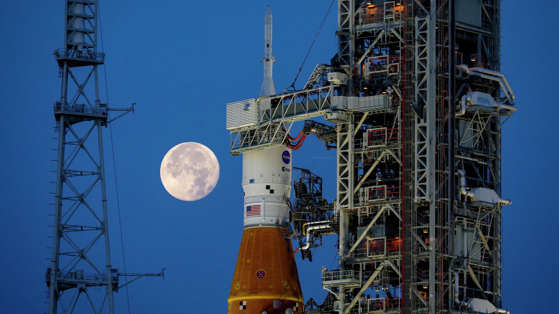 15 июня 2022 года. Ракета лунной миссии Артемида I на стартовой площадке на мысе Канаверал, штат Флорида - ИноСМИ, 1920, 29.08.2022