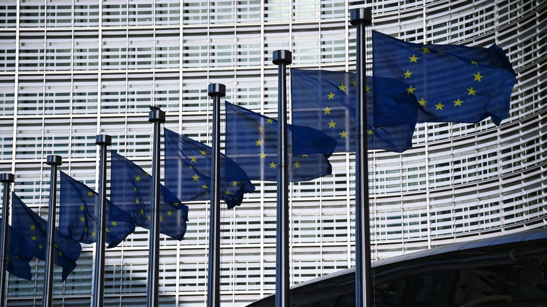 Флаги с символикой Евросоюза у здания Еврокомиссии в Брюсселе - ИноСМИ, 1920, 29.08.2022