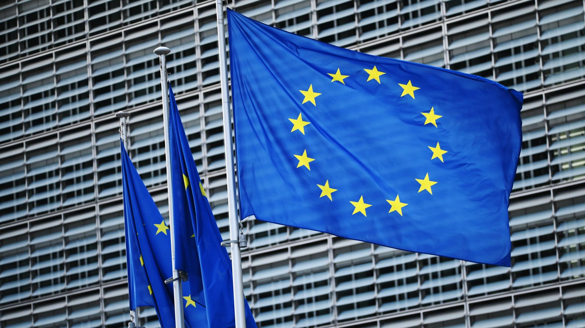 Флаги с символикой Евросоюза у здания Еврокомиссии в Брюсселе - ИноСМИ, 1920, 26.10.2022
