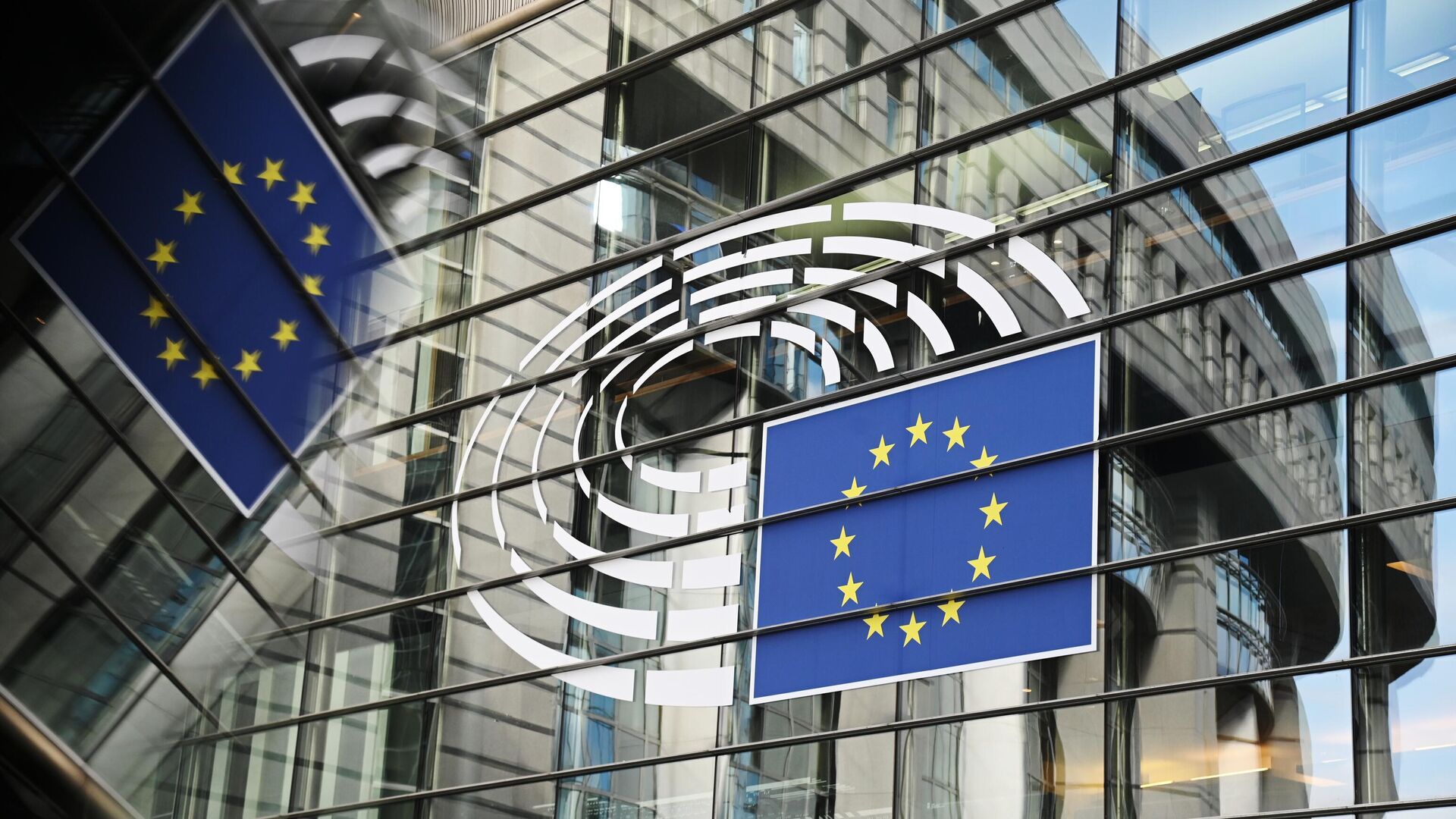 Логотип Евросоюза на здании штаб-квартиры Европейского парламента в Брюсселе - ИноСМИ, 1920, 19.07.2023