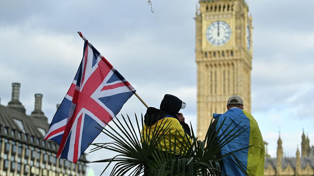 Демонстранты с флагами Великобритании и Украины в Лондоне, Великобритания. Архивное фото