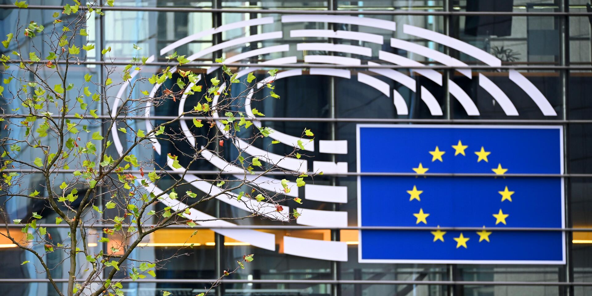 Логотип Евросоюза на здании штаб-квартиры Европейского парламента в Брюсселе - ИноСМИ, 1920, 09.09.2022