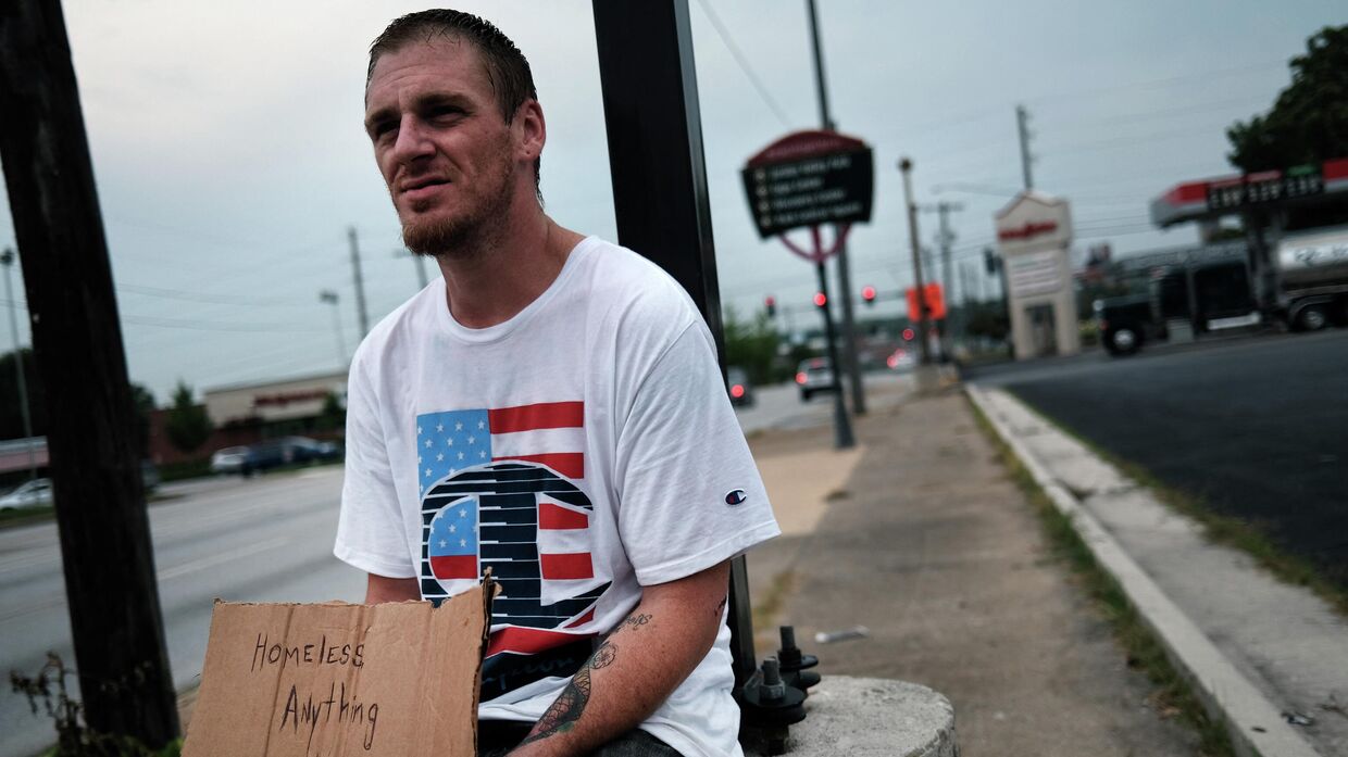 Бездомный на улице в Спрингфилде, штат Миссури, США