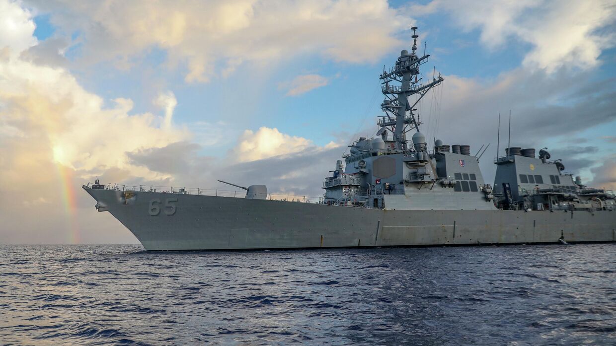 Американский эсминец USS Benfold в Филиппинском море