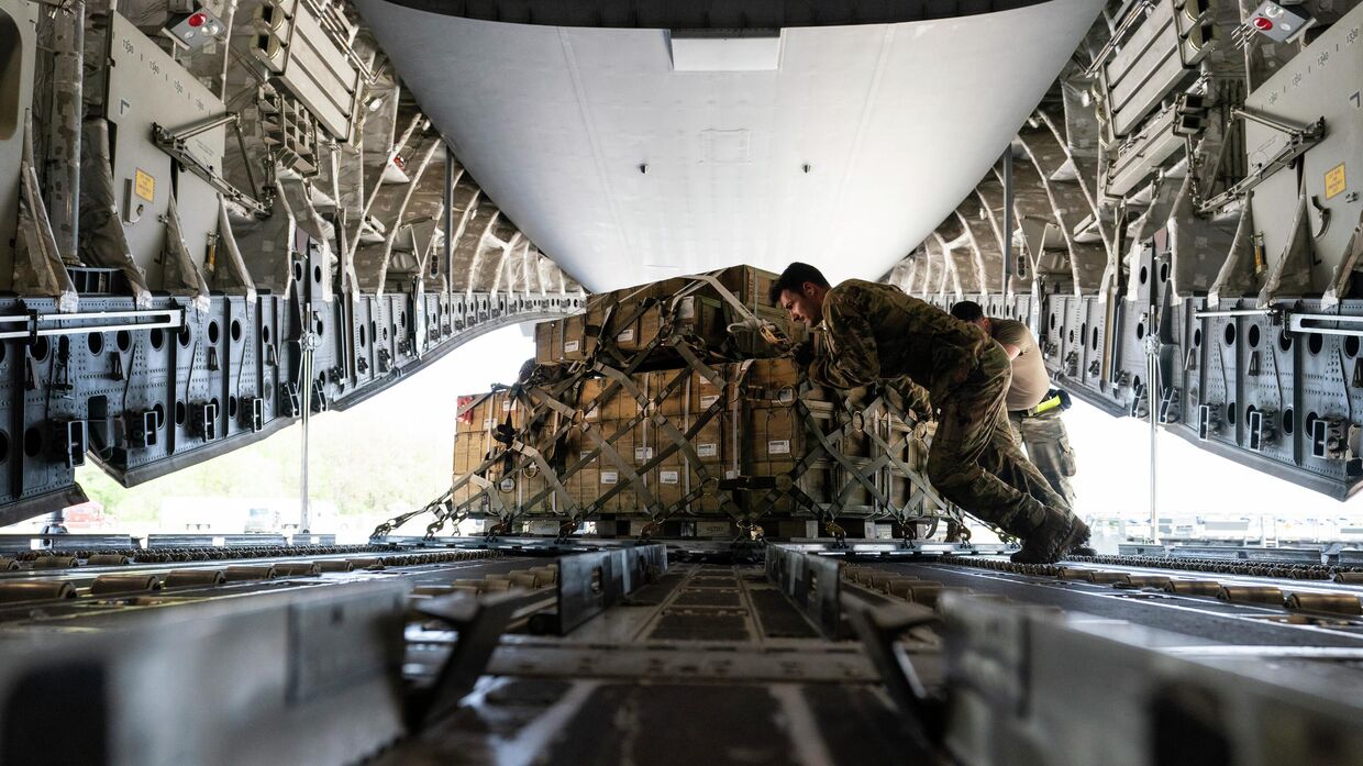 Погрузка 155-миллиметровых снарядов на базе ВВС Дувр, штат Делавэр, для отправки на Украину. Архивное фото