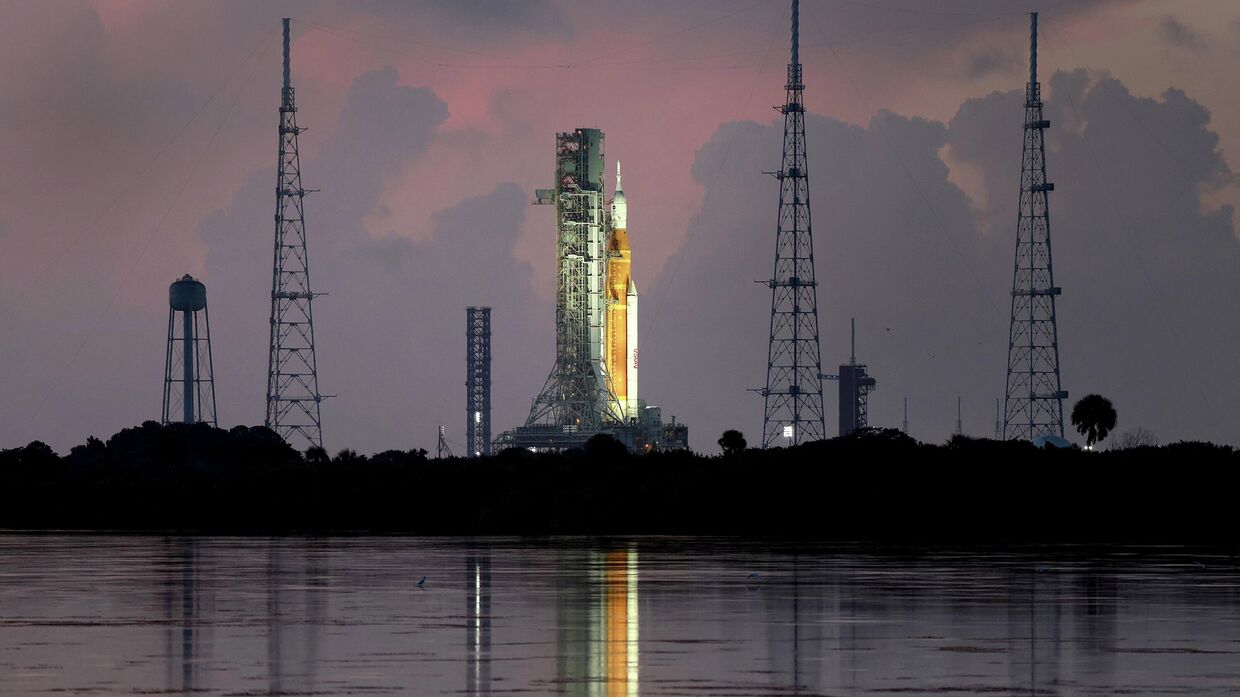 30 августа 2022 года. Ракета НАСА Артемида I на стартовой площадке на мысе Канаверал, штат Флорида