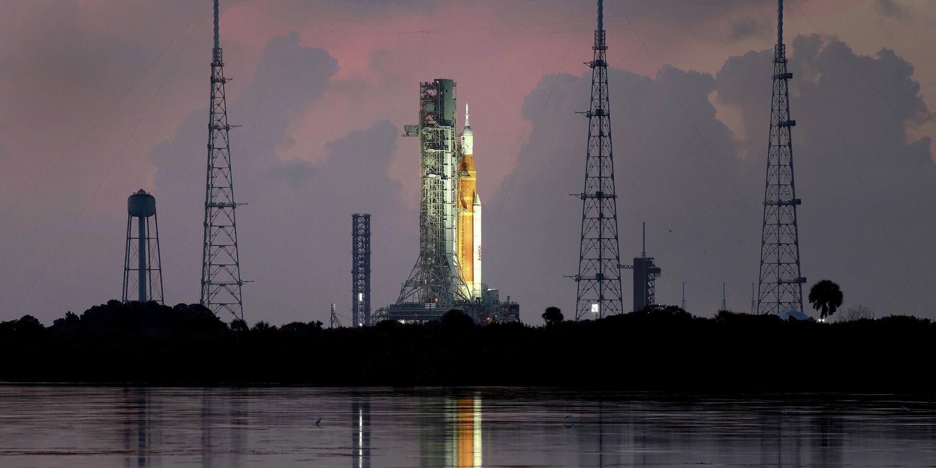 30 августа 2022 года. Ракета НАСА Артемида I на стартовой площадке на мысе Канаверал, штат Флорида - ИноСМИ, 1920, 30.08.2022