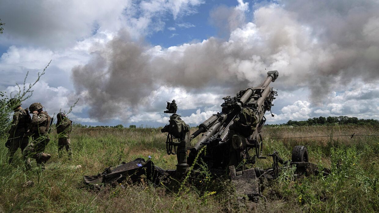 Украинские военнослужащие ведут огонь из гаубицы M777. Архивное фото