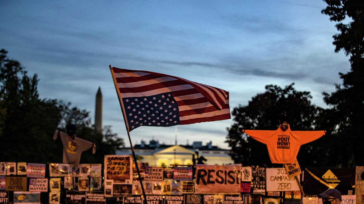 Участники акции протеста у Белого дома в Вашингтоне. Архивная фотография
