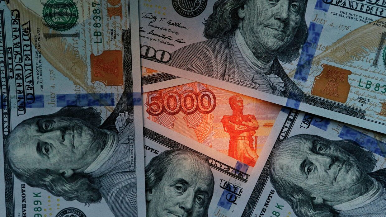 Денежные купюры долларов США и рублей