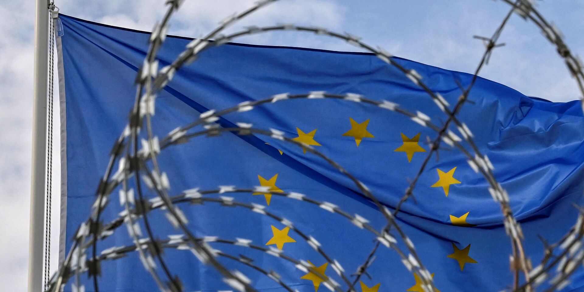 Флаг Европейского Союза в центре для мигрантов на греческом острове Кос. Архивная фотография - ИноСМИ, 1920, 31.08.2022