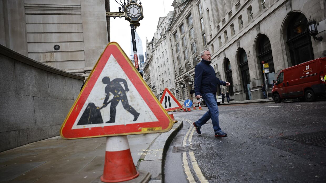 Знак Дорожные работы на тротуаре в Лондоне, Великобритания. Архивная фотография