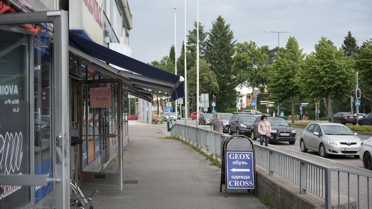Магазины на одной из улиц в Иматре, Финляндия. 12 августа 2022 года