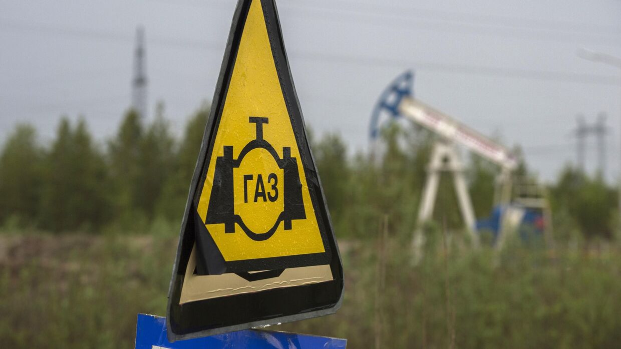 Знак газопровода по дороге в Сургут