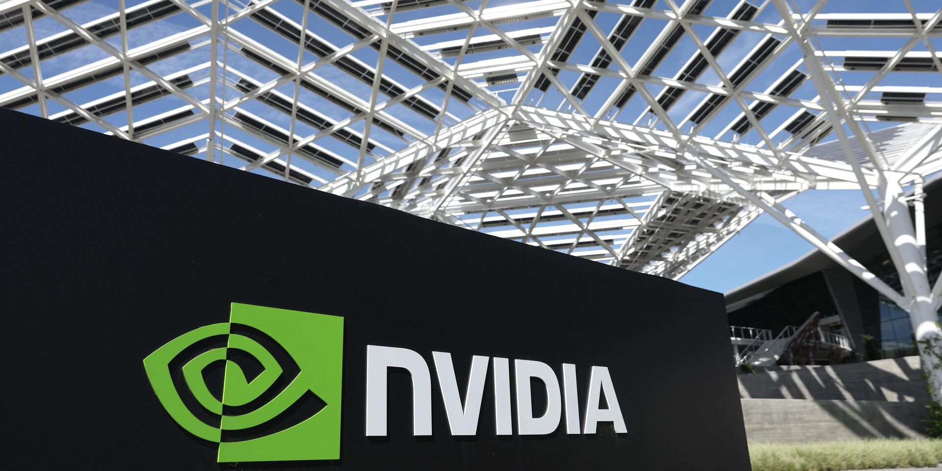 Логотип Nvidia в штаб-квартире компании в Санта-Кларе, штат Калифорния - ИноСМИ, 1920, 01.09.2022