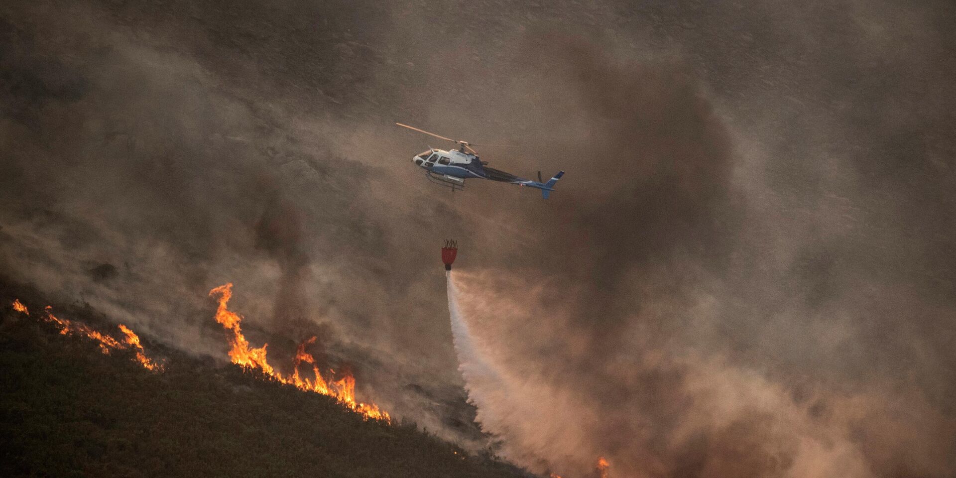 Тушение лесных пожаров в природном парке Байша-Лимия, Испания. 25 августа 2022 года. - ИноСМИ, 1920, 05.09.2022
