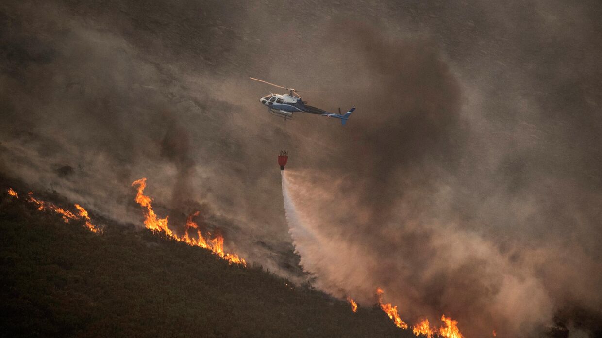 Тушение лесных пожаров в природном парке Байша-Лимия, Испания. 25 августа 2022 года.