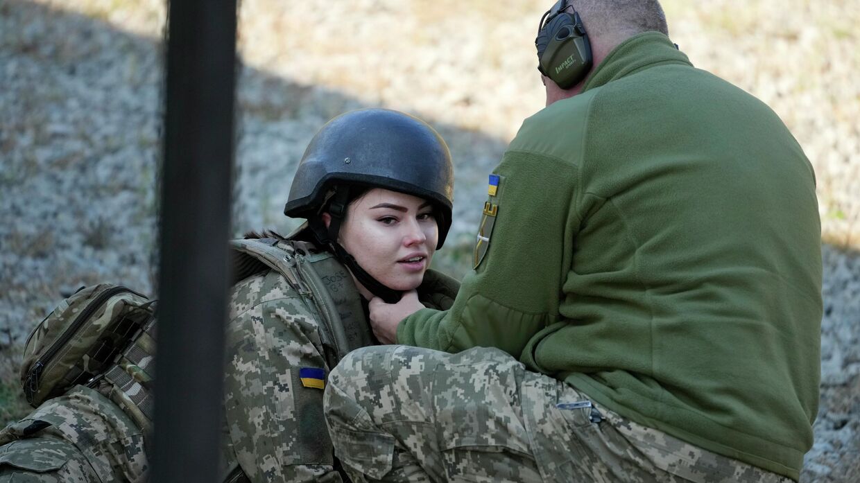 Подготовка сил территориальной обороны на военном полигоне под Киевом, Украина. Архивная фотография