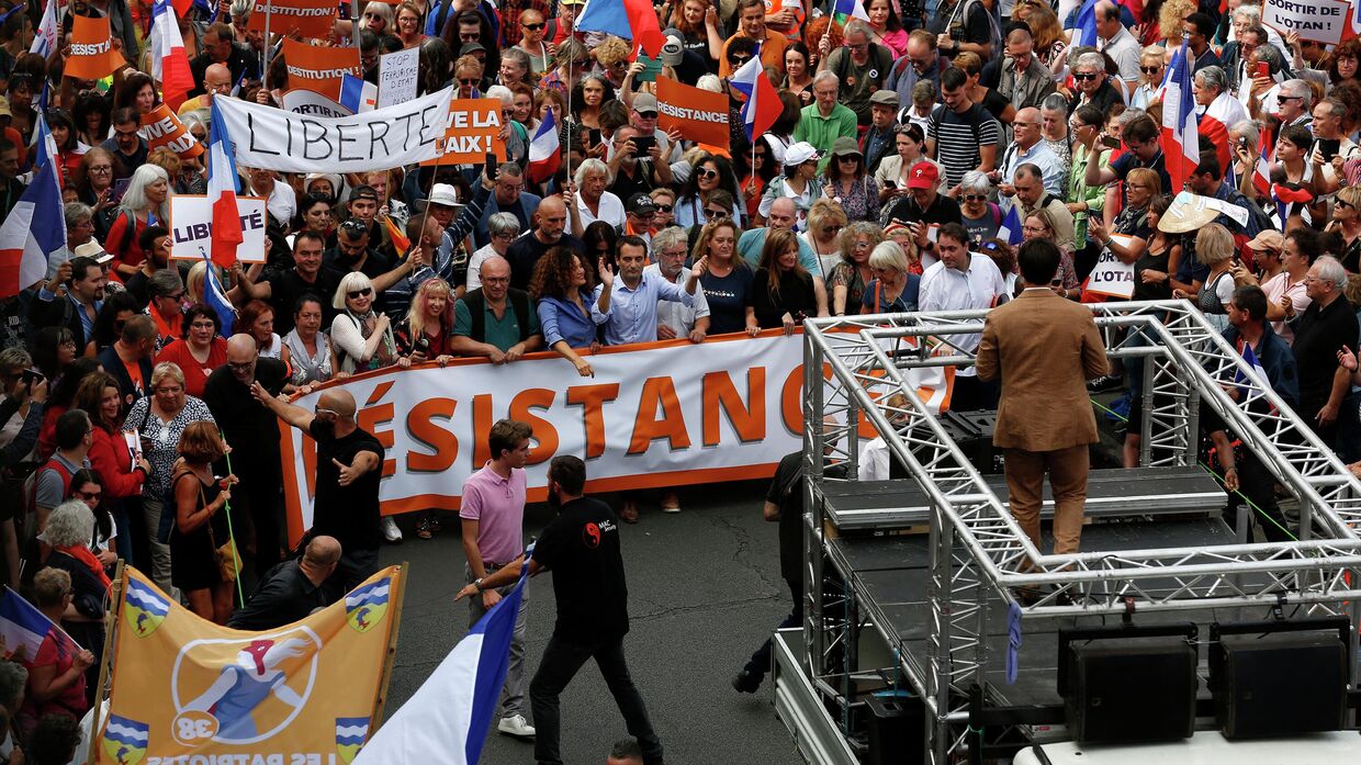 Участники демонстрации, проведенной Флорианом Филиппо в Париже, Франция. 3 сентября 2022 года