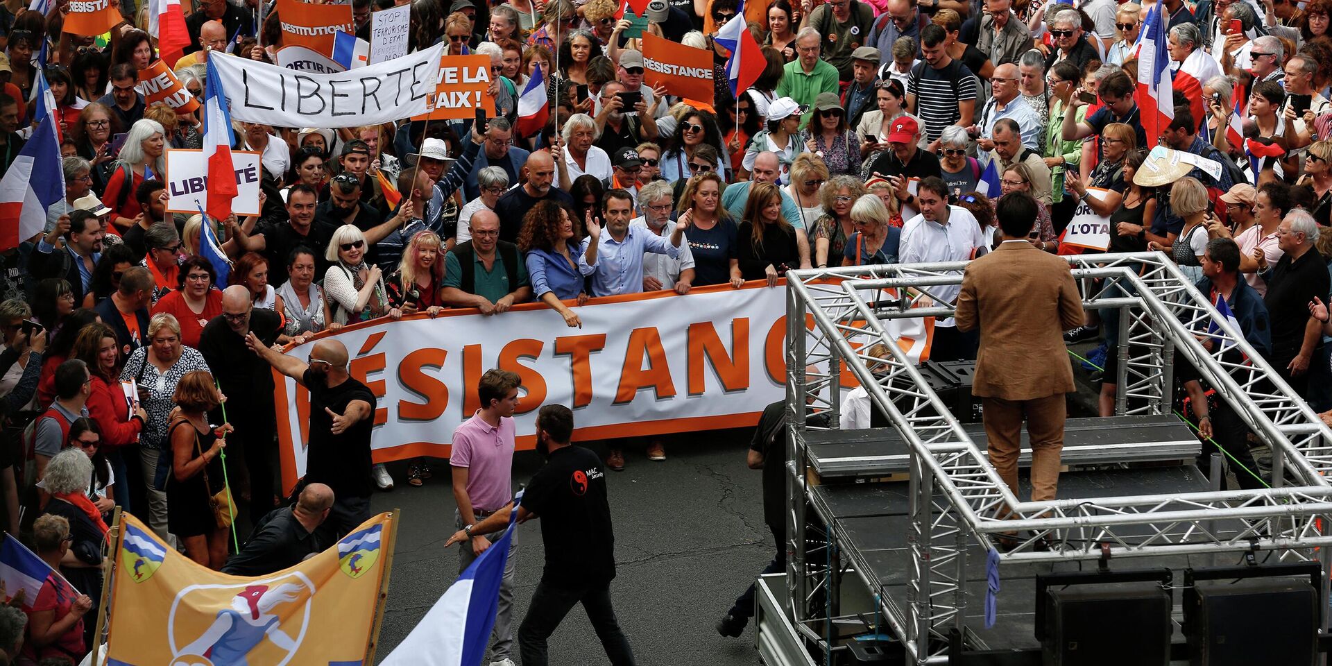 Участники демонстрации, проведенной Флорианом Филиппо в Париже, Франция. 3 сентября 2022 года - ИноСМИ, 1920, 07.09.2022
