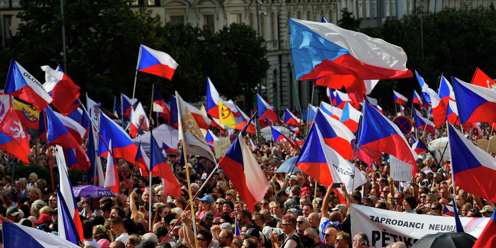 Антиправительственная демонстрация в Праге, Чехия. 3 сентября 2022 года. - ИноСМИ, 1920, 20.09.2023