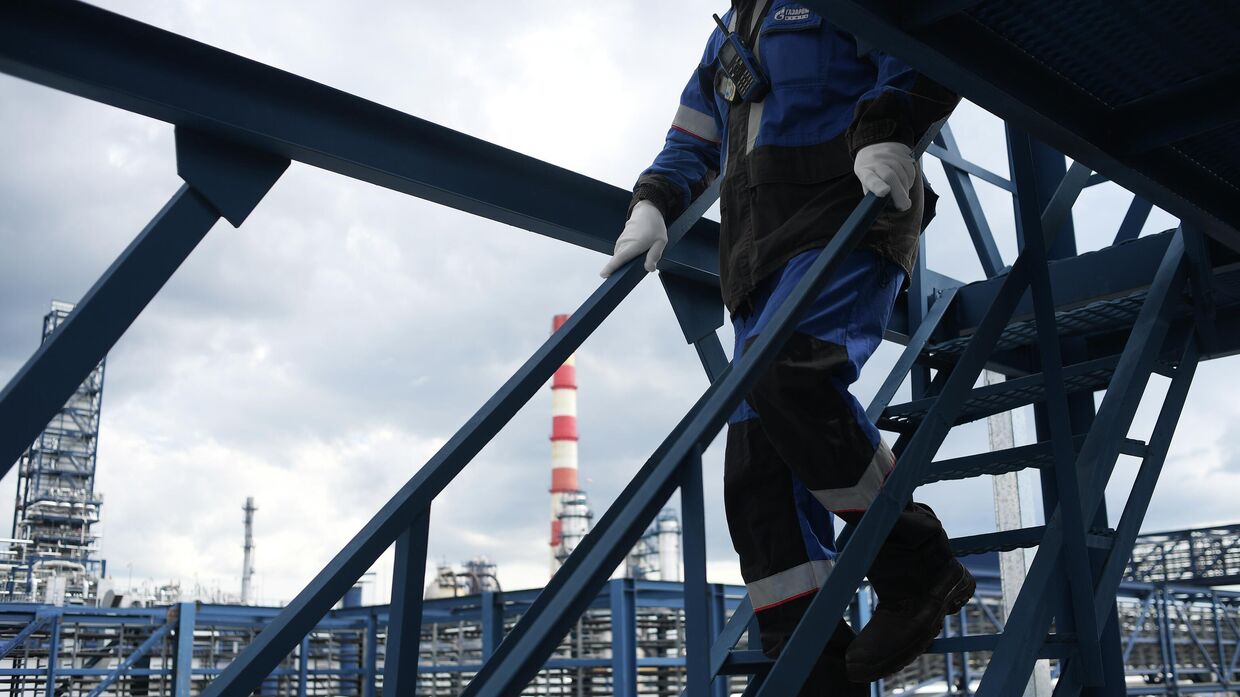 Работник на территории Московского нефтеперерабатывающего завода (МНПЗ) Газпром нефть в Капотне