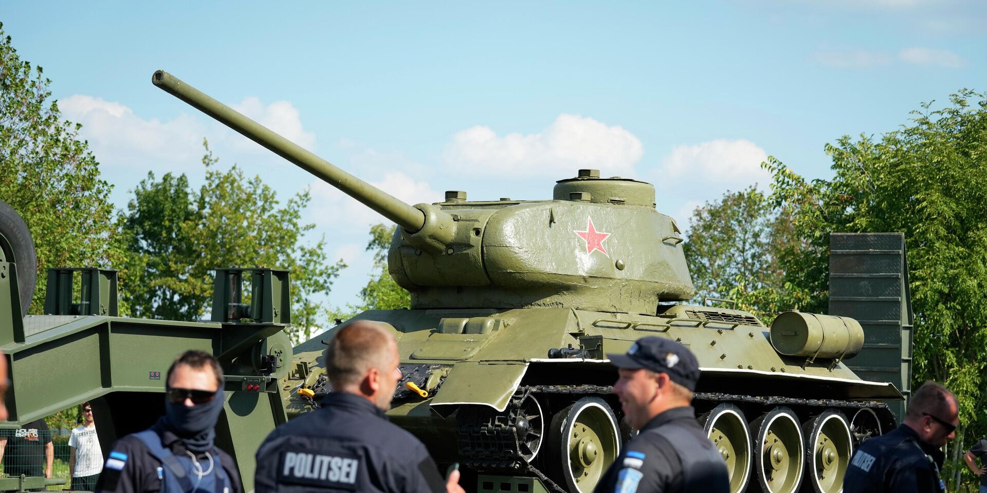 Демонтаж танка Т-34 в Нарве, Эстония. 16 августа 2022 года. - ИноСМИ, 1920, 23.03.2023