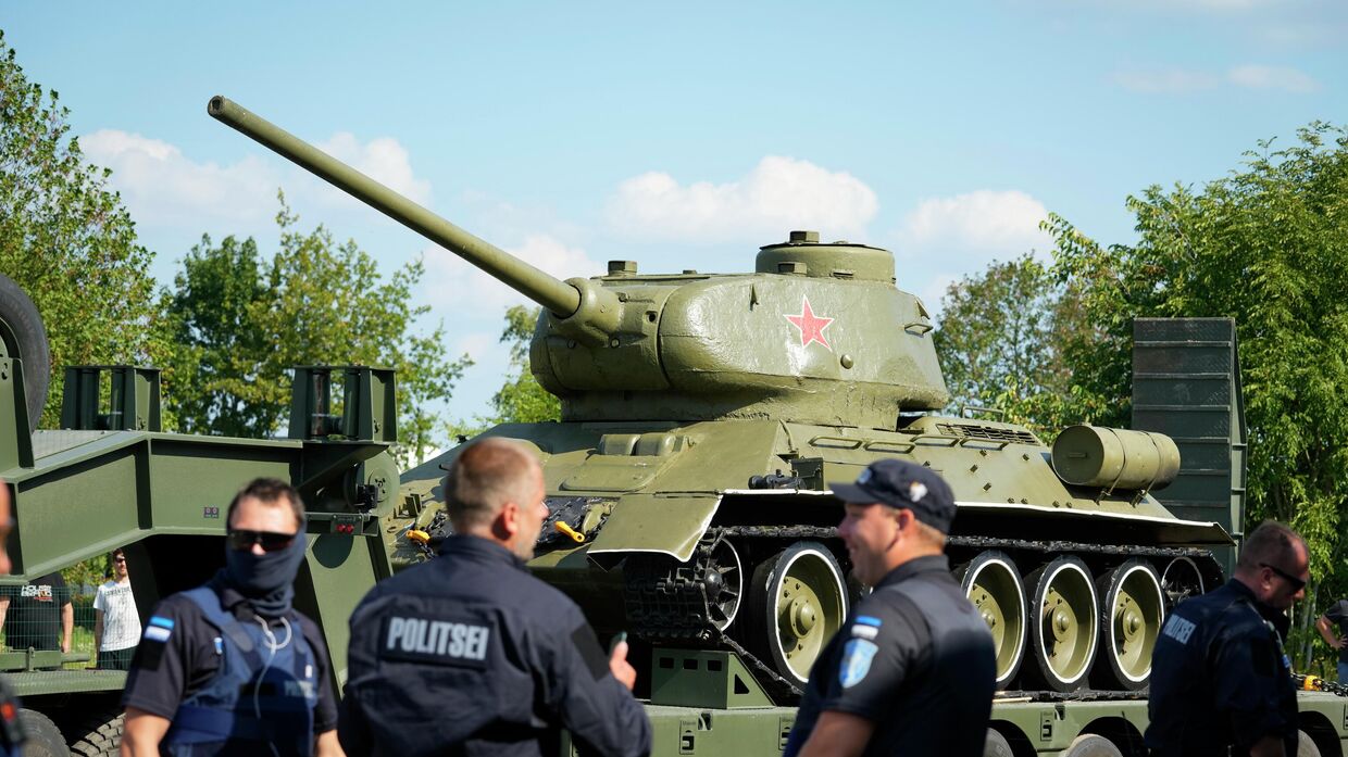 Демонтаж танка Т-34 в Нарве, Эстония. 16 августа 2022 года.