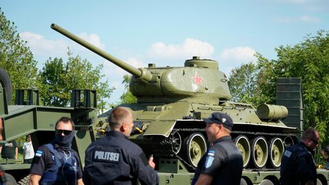 Демонтаж танка Т-34 в Нарве, Эстония. 16 августа 2022 года.