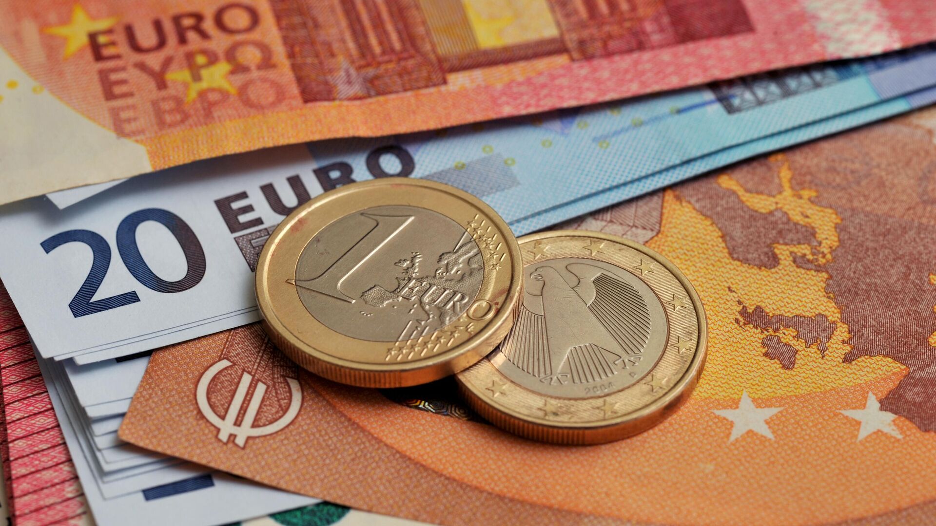 Монеты номиналом 1 евро на фоне банкнот номиналом 10 и 20 евро - ИноСМИ, 1920, 01.11.2022