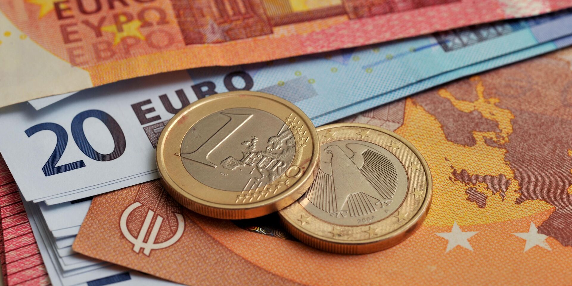 Монеты номиналом 1 евро на фоне банкнот номиналом 10 и 20 евро - ИноСМИ, 1920, 08.09.2022