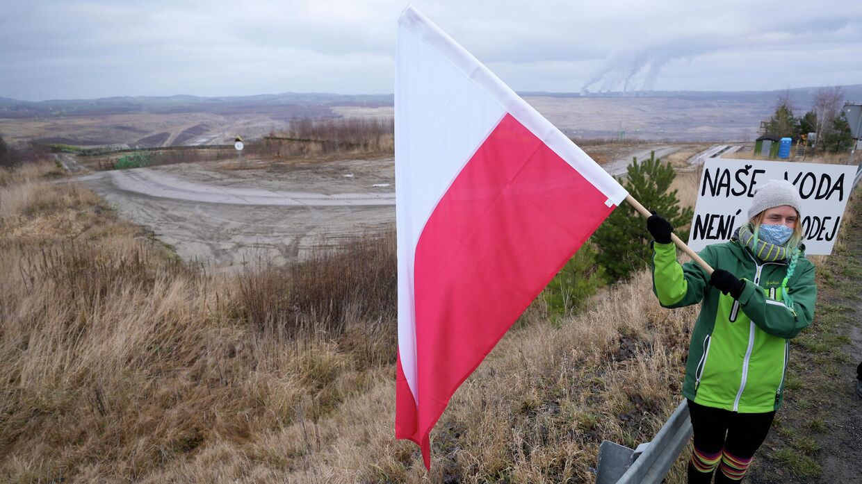 Польская экоактивистка на фоне Туровской угольной шахты