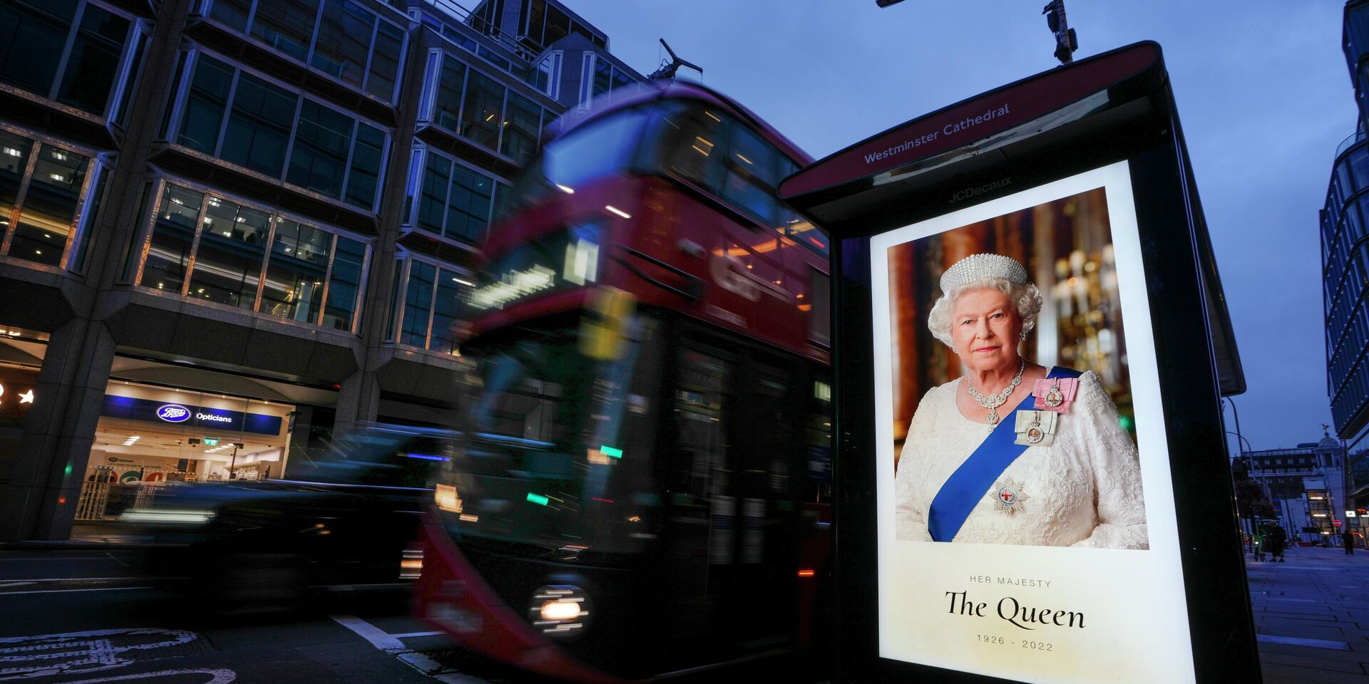 Фотография королевы Елизаветы II на автобусной остановке в Лондоне, 9 сентября 2022 года. - ИноСМИ, 1920, 08.09.2022
