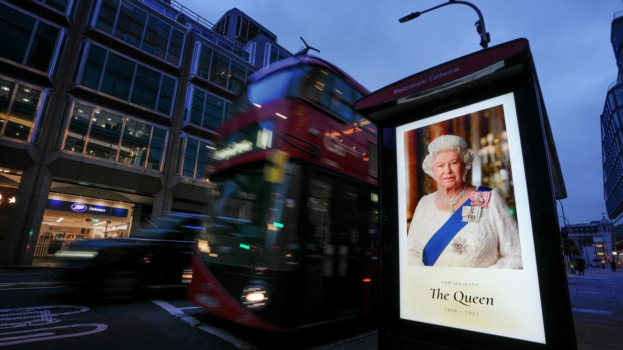 Фотография королевы Елизаветы II на автобусной остановке в Лондоне, 9 сентября 2022 года.
