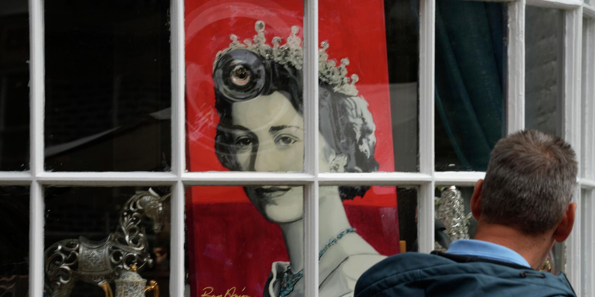 Портрет королевы Великобритании Елизаветы II в витрине магазина в Виндзоре. 9 сентября 2022 года. - ИноСМИ, 1920, 09.09.2022
