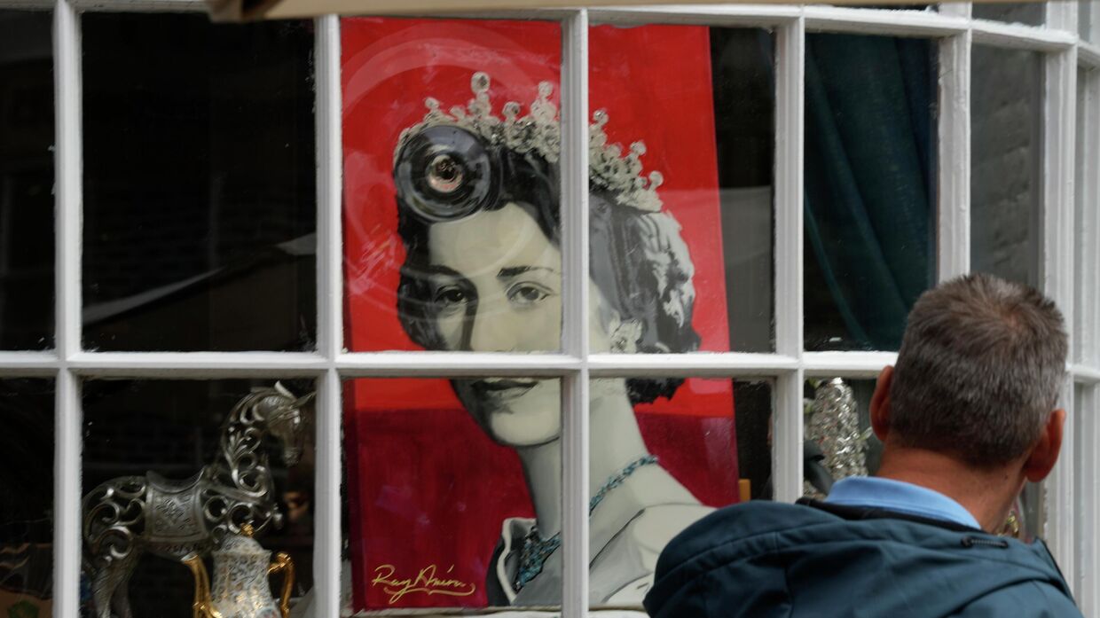Портрет королевы Великобритании Елизаветы II в витрине магазина в Виндзоре. 9 сентября 2022 года.