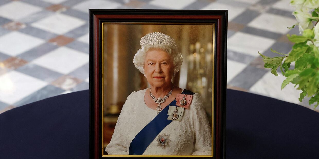 Портрет королевы Великобритании Елизаветы II в посольстве Великобритании в Париже, Франция. 9 сентября 2022 года.