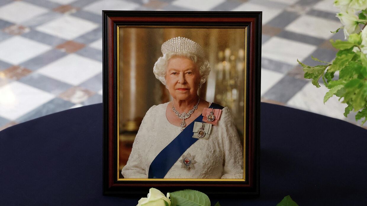 Портрет королевы Великобритании Елизаветы II в посольстве Великобритании в Париже, Франция. 9 сентября 2022 года.