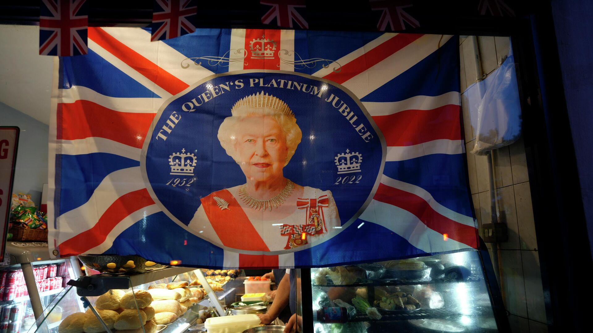 Портрет королевы Великобритании Елизаветы II в кафе рядом с Букингемским дворцом в Лондоне. 9 сентября 2022 года - ИноСМИ, 1920, 10.09.2022
