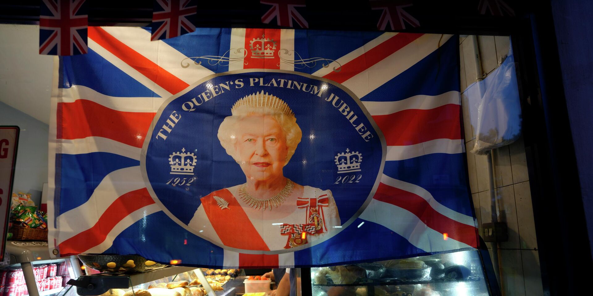 Портрет королевы Великобритании Елизаветы II в кафе рядом с Букингемским дворцом в Лондоне. 9 сентября 2022 года - ИноСМИ, 1920, 18.09.2022
