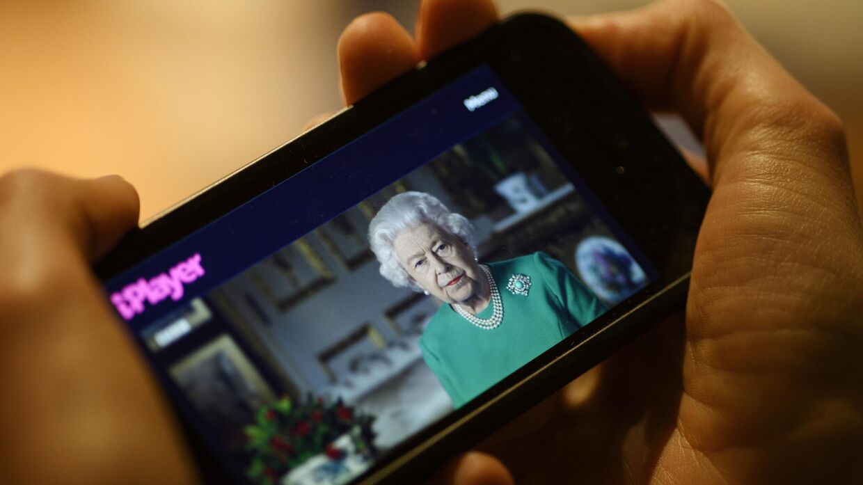 Королева Великобритании Елизавета II на экране смартфона. Архивная фотография