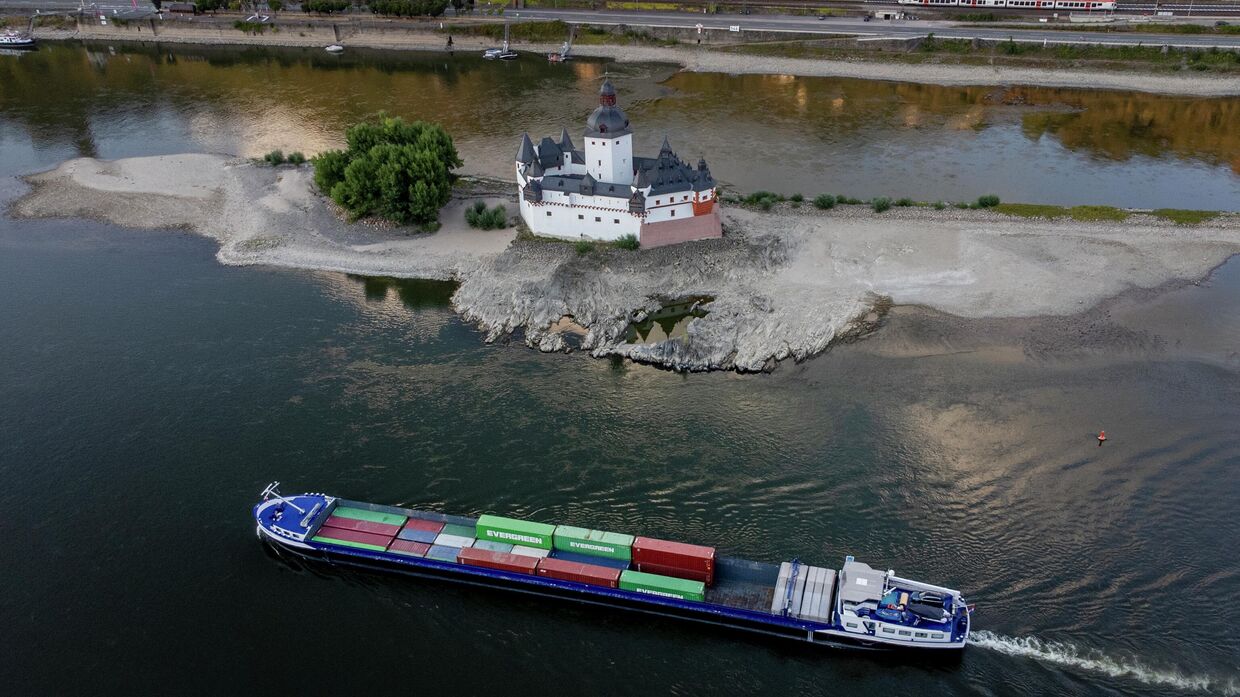 Контейнеровоз проплывает мимо замка Пфальцграфенштайн в Каубе, Германия. 12 августа 2022 года.