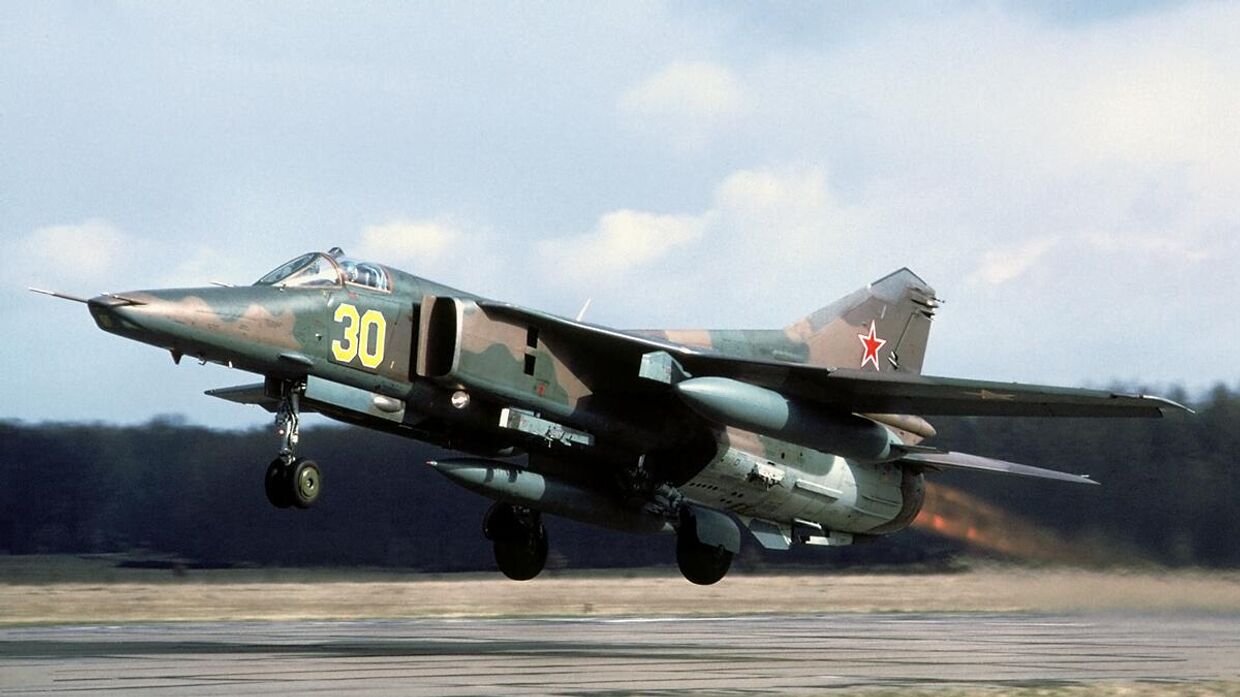 Советский сверхзвуковой истребитель-бомбардировщик МиГ-27